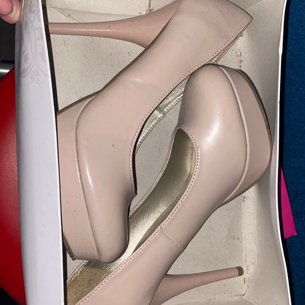 Pump/heel nude color.